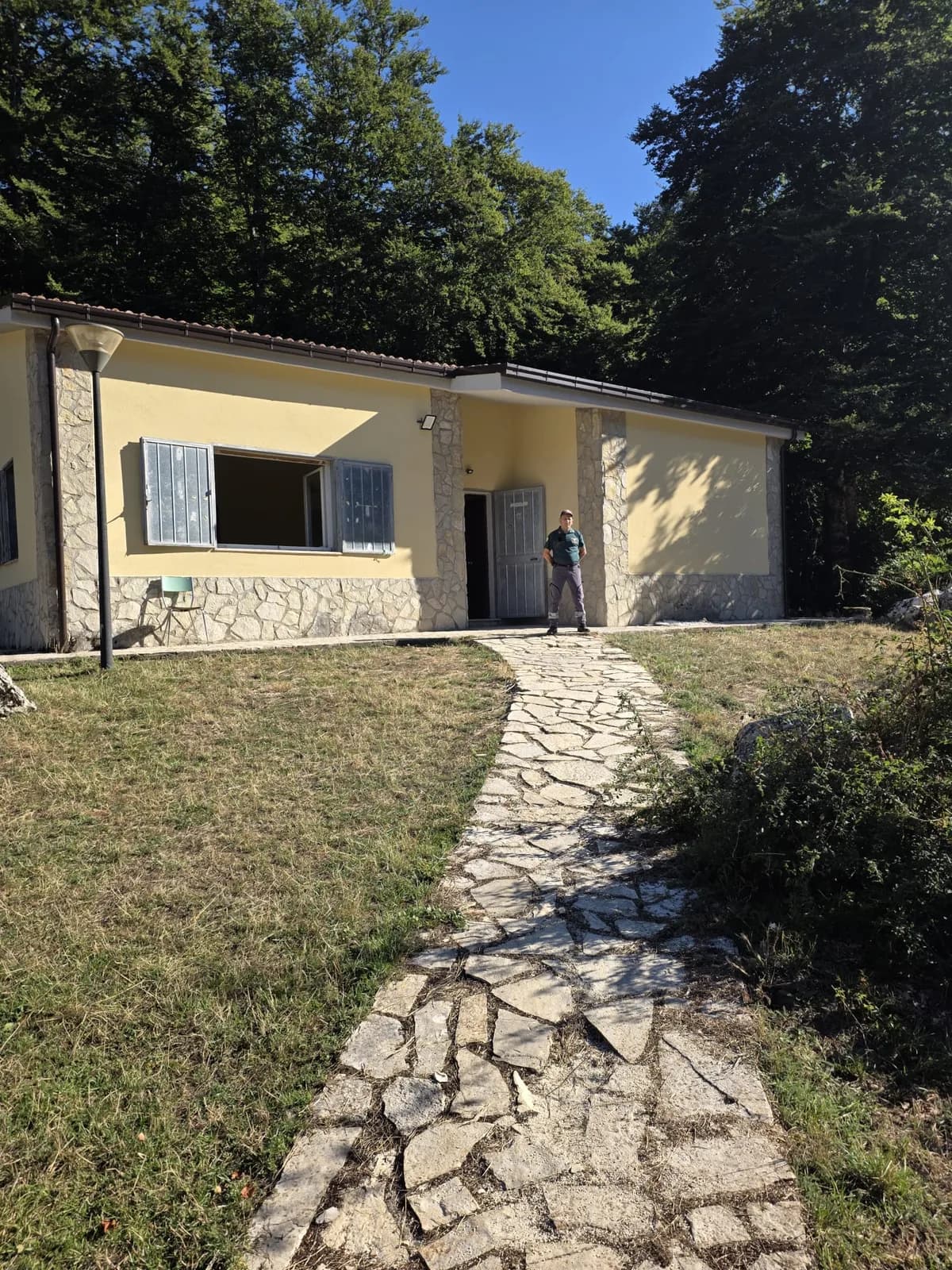 Guardia Ecologica Volontaria davanti alla struttura del Colle dell'Orso