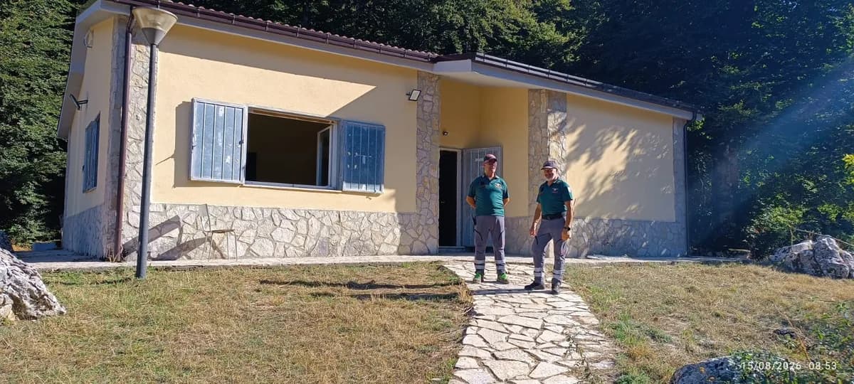 Due Guardie Ecologiche Volontarie davanti alla struttura del Colle dell'Orso