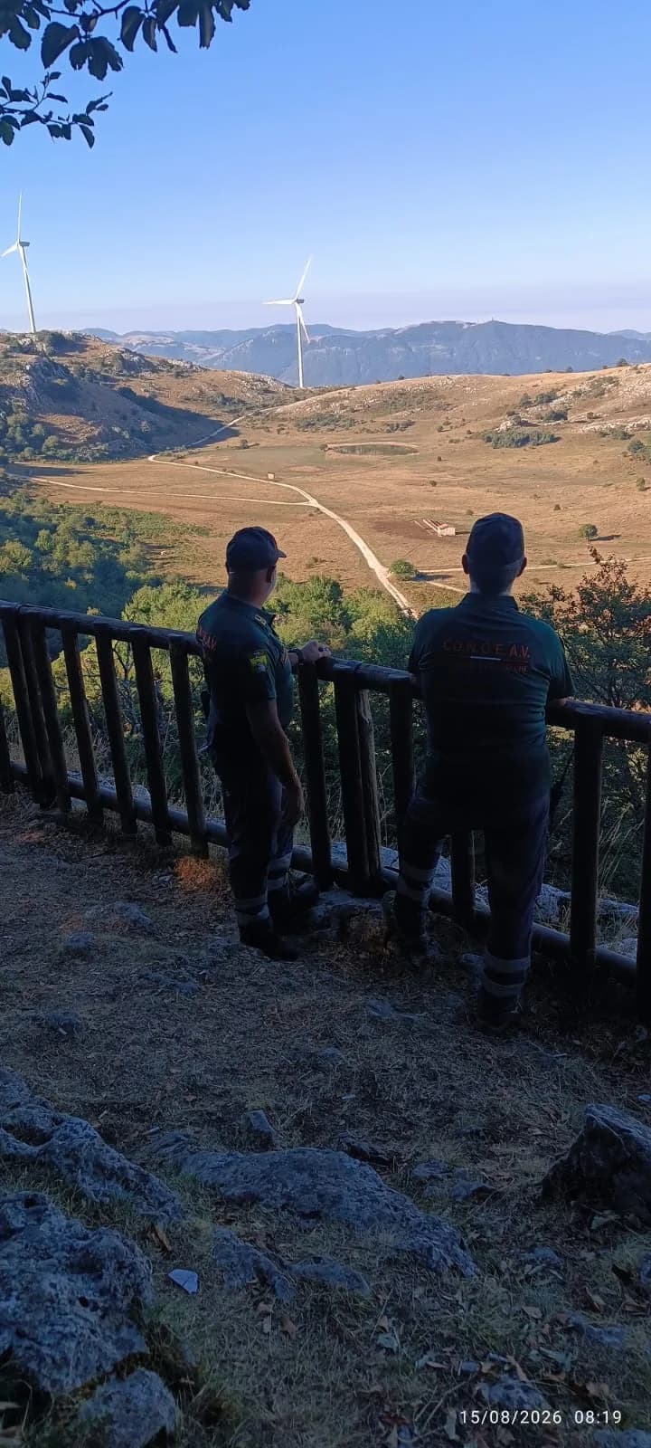 Guardie Ecologiche Volontarie osservano il paesaggio del Colle dell'Orso