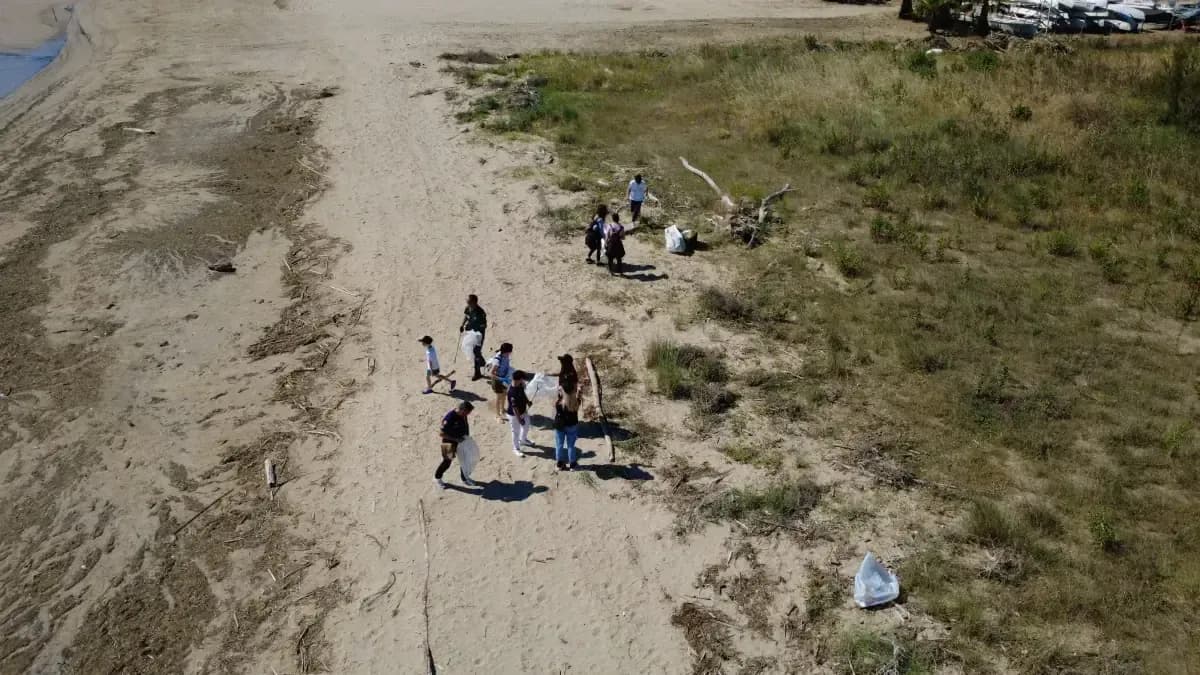 Pulizia della spiaggia di Termoli — foto 2 - Congeav Sezione Trivento
