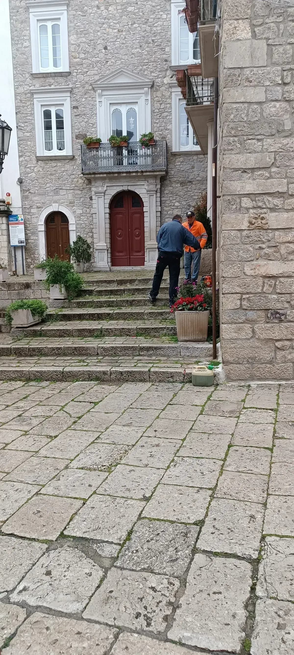 Pulizia del centro storico — foto 1 - Congeav Sezione Trivento